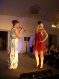 Die Designerin bei der Moderation der Abendkollektion Die Designerin bei der Moderation der Abendkollektion