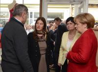 Die Bundeskanzlerin im Gespräch mit der Designerin, Bürgermeister Gerd Grüner und Ministerinpräsidentin Christine Lieberknecht. Die Bundeskanzlerin im Gespräch mit der Designerin, Bürgermeister Gerd Grüner und Ministerinpräsidentin Christine Lieberknecht.