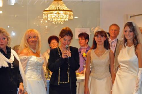 Das Modelteam und die Designerin.